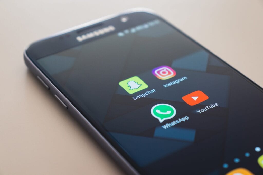 social-media-icons-black-smartphone